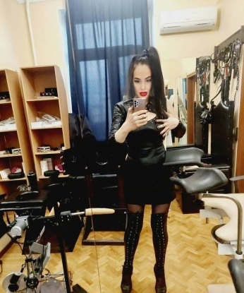 Сделаю всё, чтобы ты почувствовал себя настоящим мужчиной. Исполню все твои фантазии, буду твоей настоящей госпожой или нежной подругой. 🌹 Провожу интимные встречи в Москве. У меня есть огромный выбор услуг, которые тебе точно понравятся. Также у меня есть отличные отзывы, которые ты можешь прочитать. На фото ты увидишь мои роскошные формы и чарующий взгляд. Избавь себя от стресса и расслабься со мной, ведь я знаю, как ты хочешь быть удовлетворенным. Приходи, и мы с тобой создадим особенную атмосферу в Москве. 😉🔥 Александра